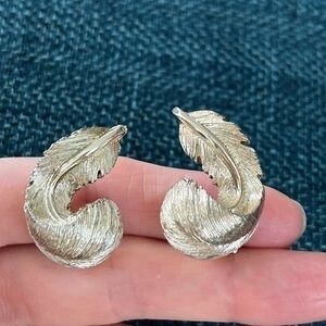 LISNER Vintage Textured Silver Tone Feather Floral Clip Earrings